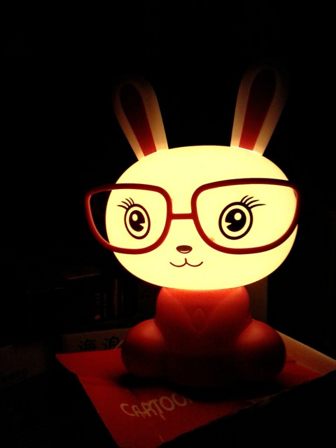 đèn ngủ thỏ đeo kính