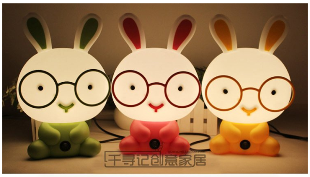 đèn ngủ thỏ đeo kính